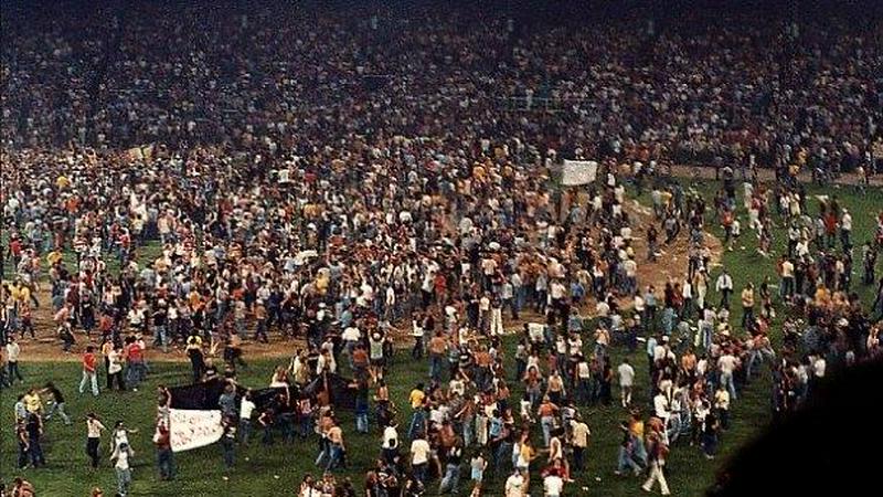 Disco Sucks: Relive the madness of 'Disco Demolition Night' in Chicago's  Comiskey Park, 1979